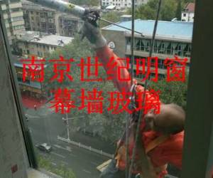 鎮(zhèn)江八佰伴幕墻玻璃更換維修