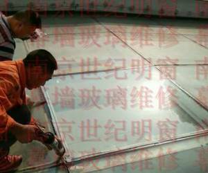 無錫大潤發(fā)樓頂幕墻玻璃維修更換