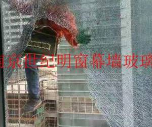 河西德基世貿(mào)大樓北面清碎玻璃