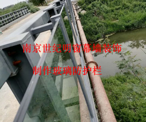 制作玻璃防護(hù)欄